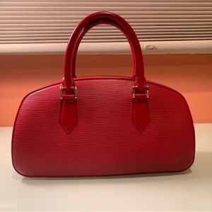 Beautiful and barely used Louis Vuitton medium sized purse.